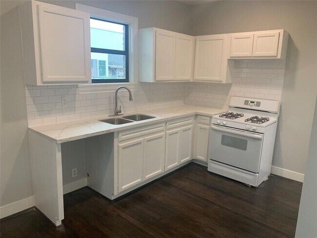 Foto del edificio - 4920 La Branch St