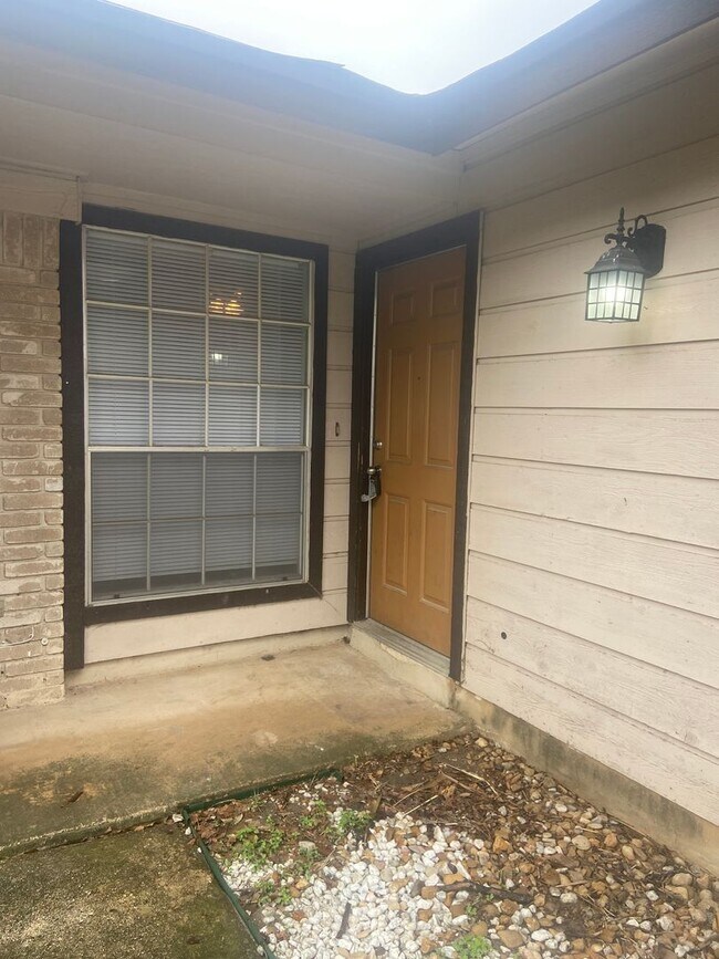 Building Photo - 2 bedroom 2 bath Duplex