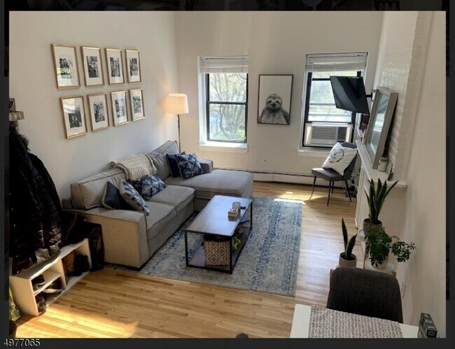 Building Photo - 254 9th St