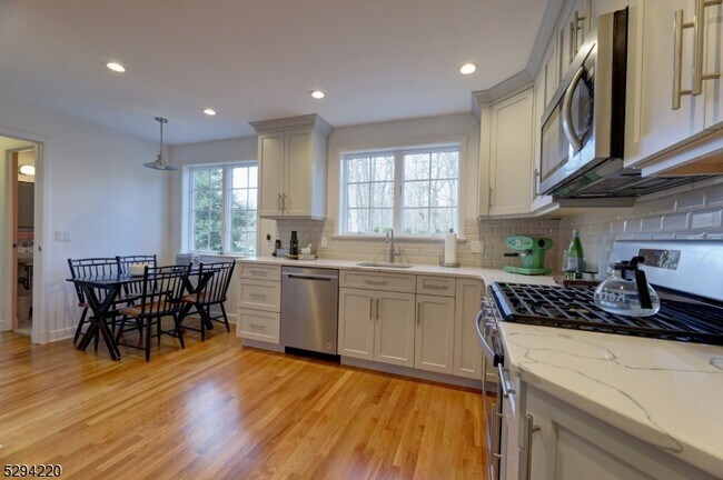 Building Photo - 305 Lupine Way