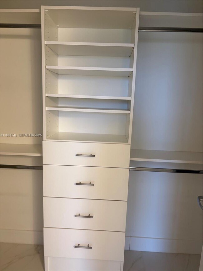 Foto del edificio - 16385 Biscayne Blvd