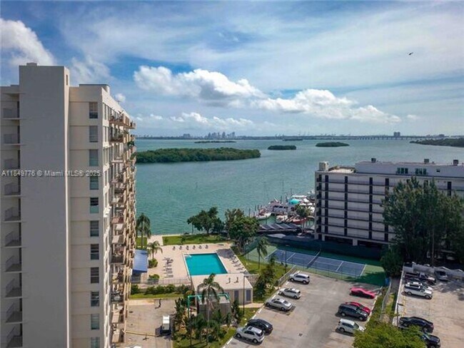 Foto del edificio - 880 NE 69th St