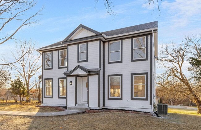 Building Photo - RARE 6 BEDROOM • COMPLETELY RENOVATED — HURRY!