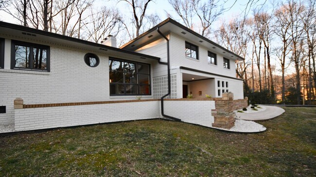 Photo - 5755 Doncaster Dr House