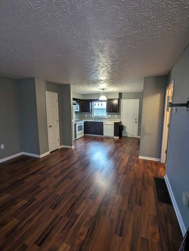 Sala de estar/Cocina - 1075 Raintree Dr
