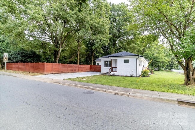 Foto del edificio - 3501 Eastway Dr