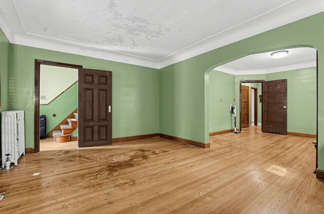 Building Photo - 884 Beaconsfield Ave
