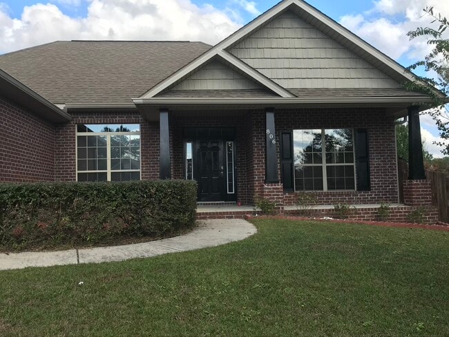 Building Photo - 806 Yew Cir