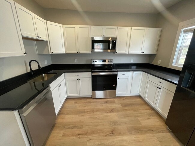 Building Photo - Beautiful 2 Bed house