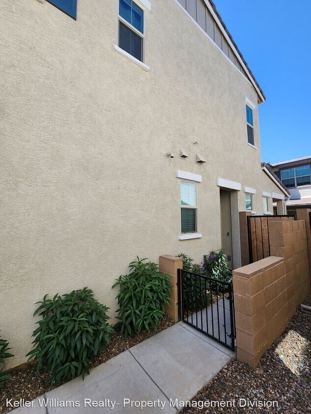 Primary Photo - 2 br, 2.5 bath House - 2776 S Chippewa DR