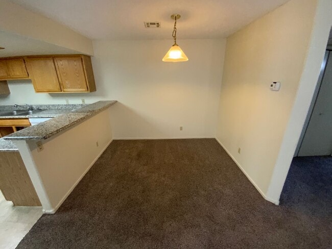 Building Photo - BEAUTIFUL CORNER UNIT CONDO!