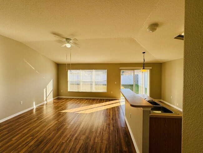 Building Photo - Fantasic Home in Riverview.  Fenced yard