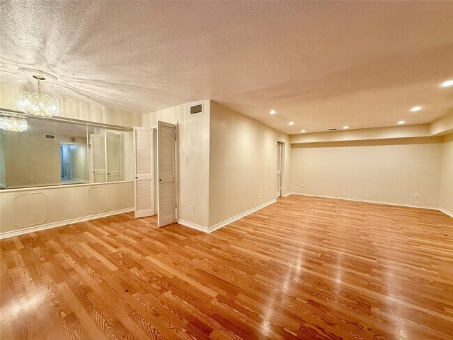 Foto del edificio - 361 N Post Oak Ln