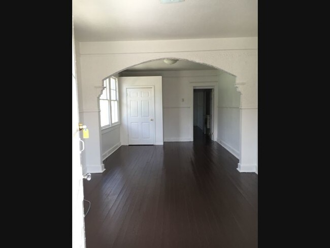 Building Photo - 603 S Hennessey St