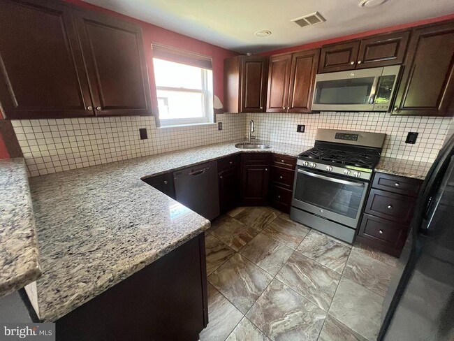 Building Photo - 9439 Lansford St