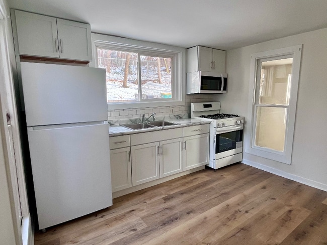 Building Photo - 393 Wellington Ave