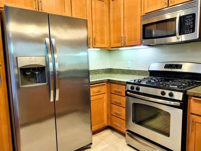 Building Photo - Stunning 2 Bed 2 Bath Penthouse Condo in L...