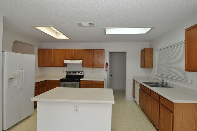 Foto del edificio - Available NOW! 4 bedrooms, one story, Grea...