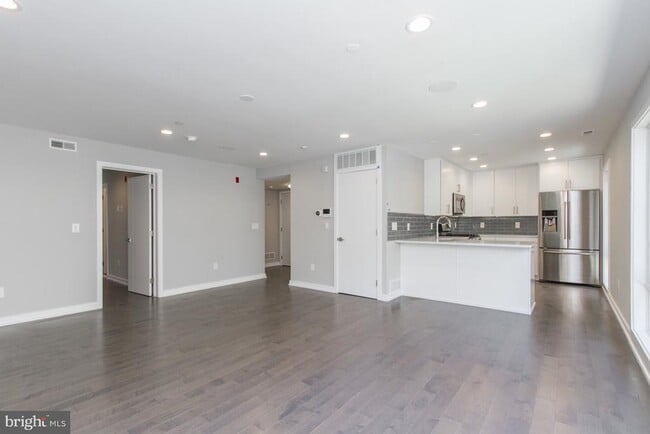 Building Photo - 712-14 S Sartain St