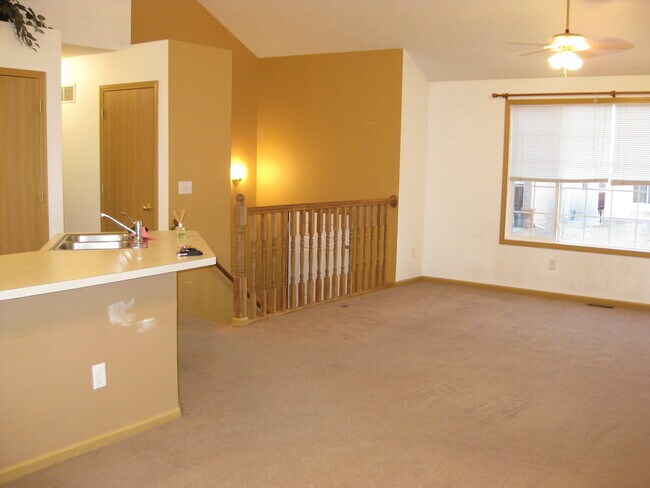 Building Photo - **$200 MOVE IN CREDIT** SHORT TERM LEASE O...