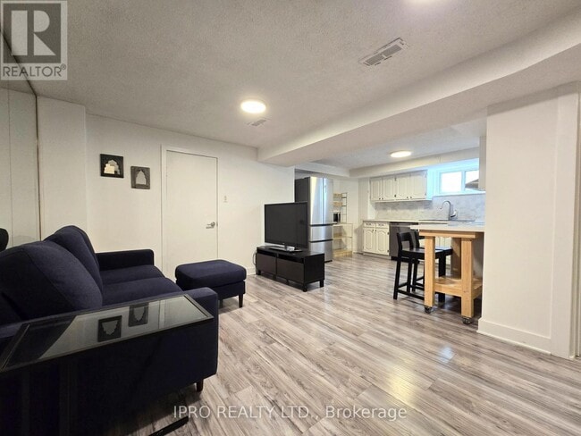 Building Photo - 10 Lonborough Ave