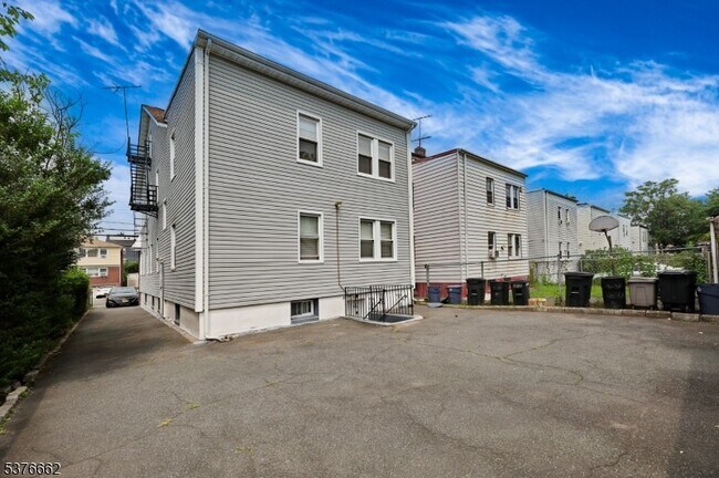 Foto del edificio - 90 Norman Rd