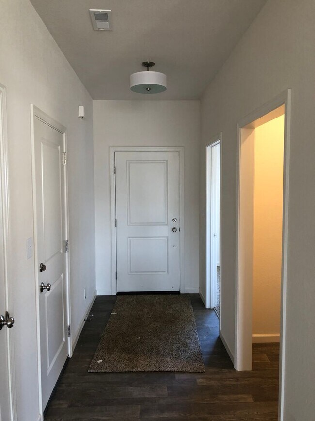 Building Photo - Newer 3 Bedroom 2 Bath House
