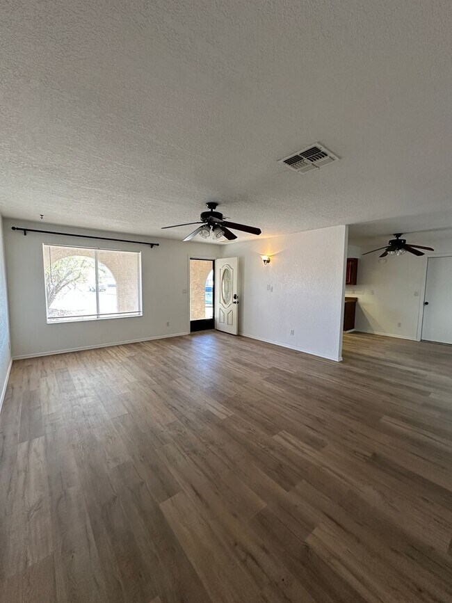 Building Photo - Pool home - Long term - unfurnished