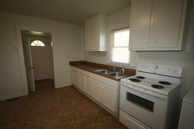 Building Photo - 1019 Sedgefield St