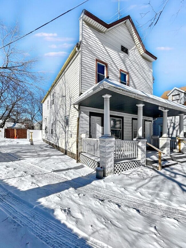 Foto del edificio - Charming 2BR Duplex with Modern Comforts a...