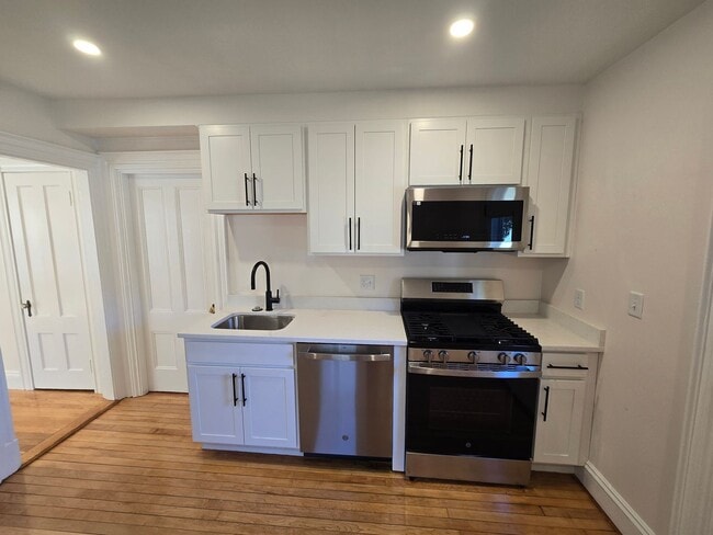 Building Photo - Live in this NEWLY updated 1 bed / 1 bath ...
