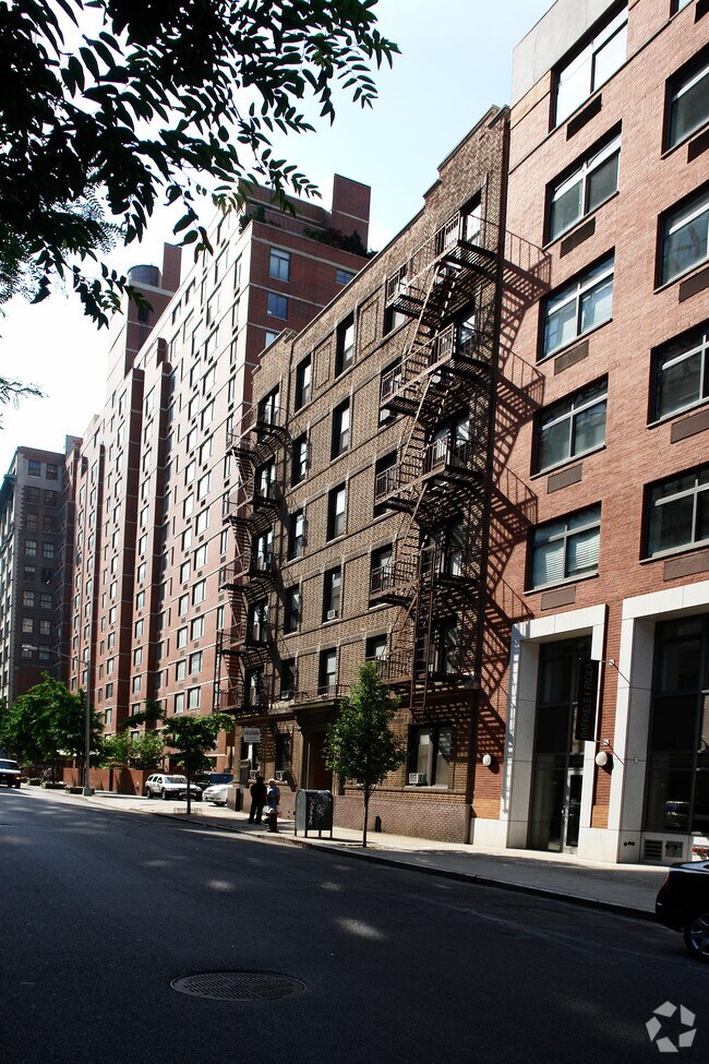 Building Photo - 264-268 W 19th St