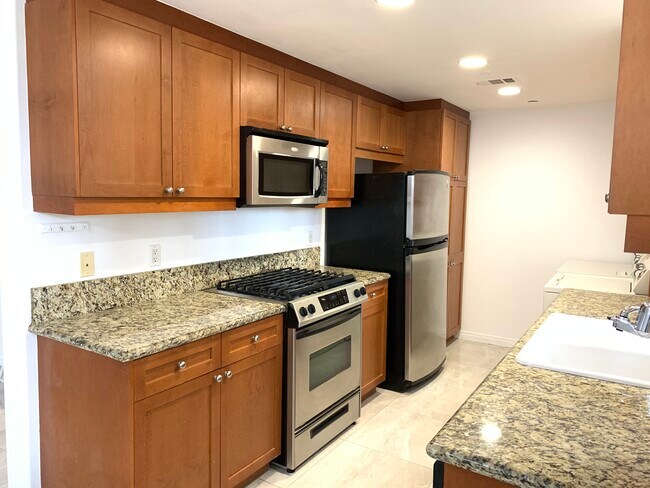 Kitchen - 17230 Newhope St