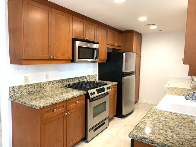Kitchen - 17230 Newhope St