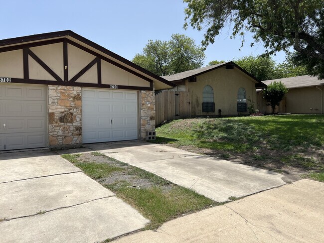 Entrada de coches - 6700 Montgomery Dr