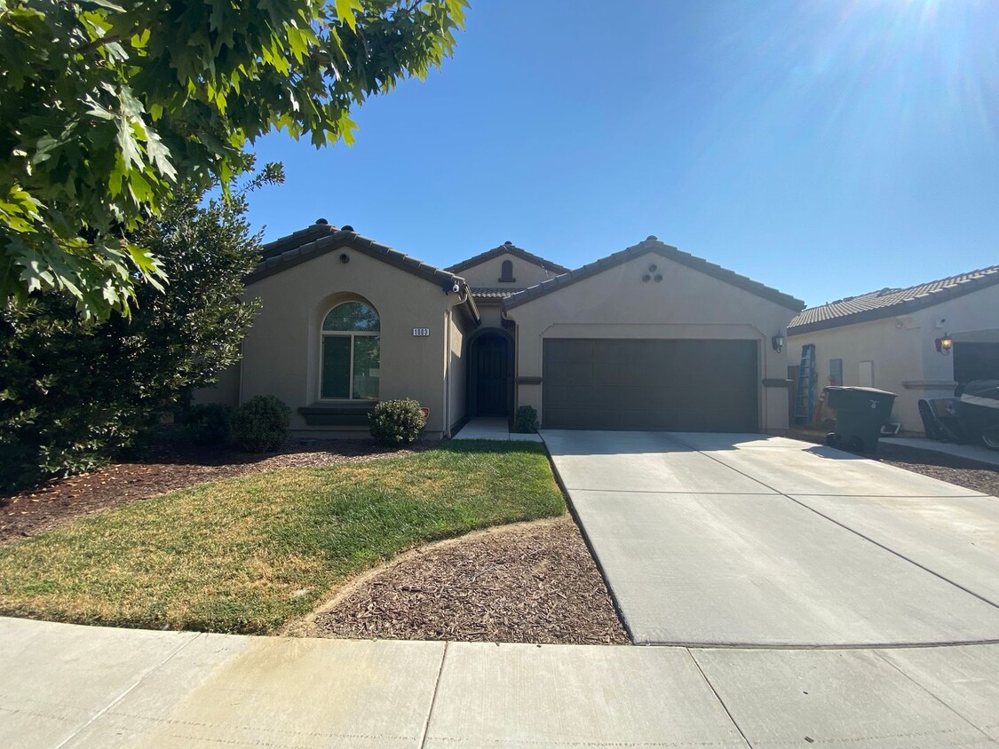 Foto principal - Lovely Home for rent in Visalia, Ca