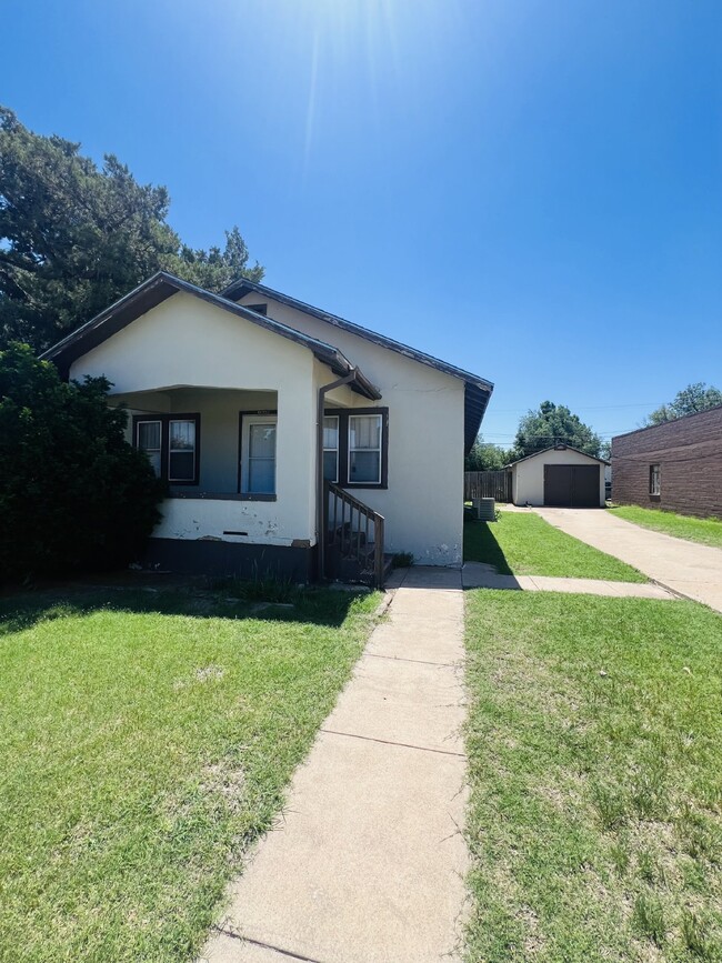 Building Photo - "Charming 2-Bedroom Haven on Main Street"