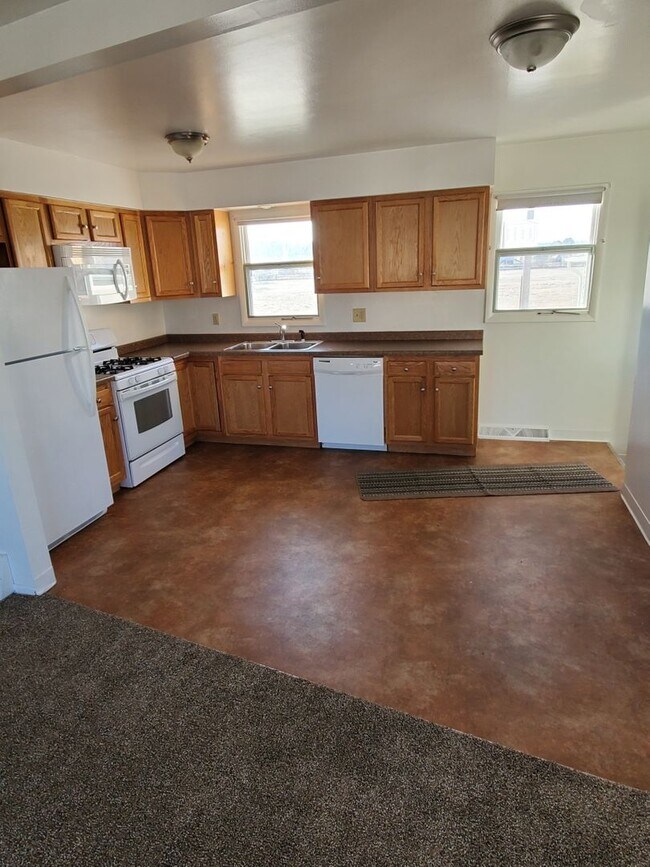 Building Photo - Great Dog Friendly 3 Bedroom House with a ...