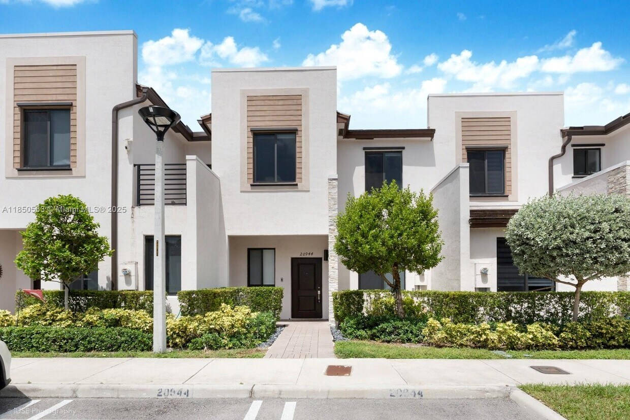 Foto principal - 20944 NE 8th Ave
