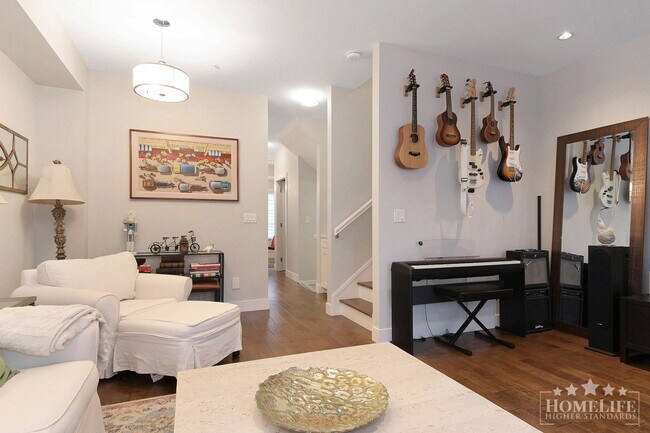 Photo du bâtiment - Coastal 3 Bed 3 Bath Townhouse with Private Rooftop Ocean View Terrace in White Rock