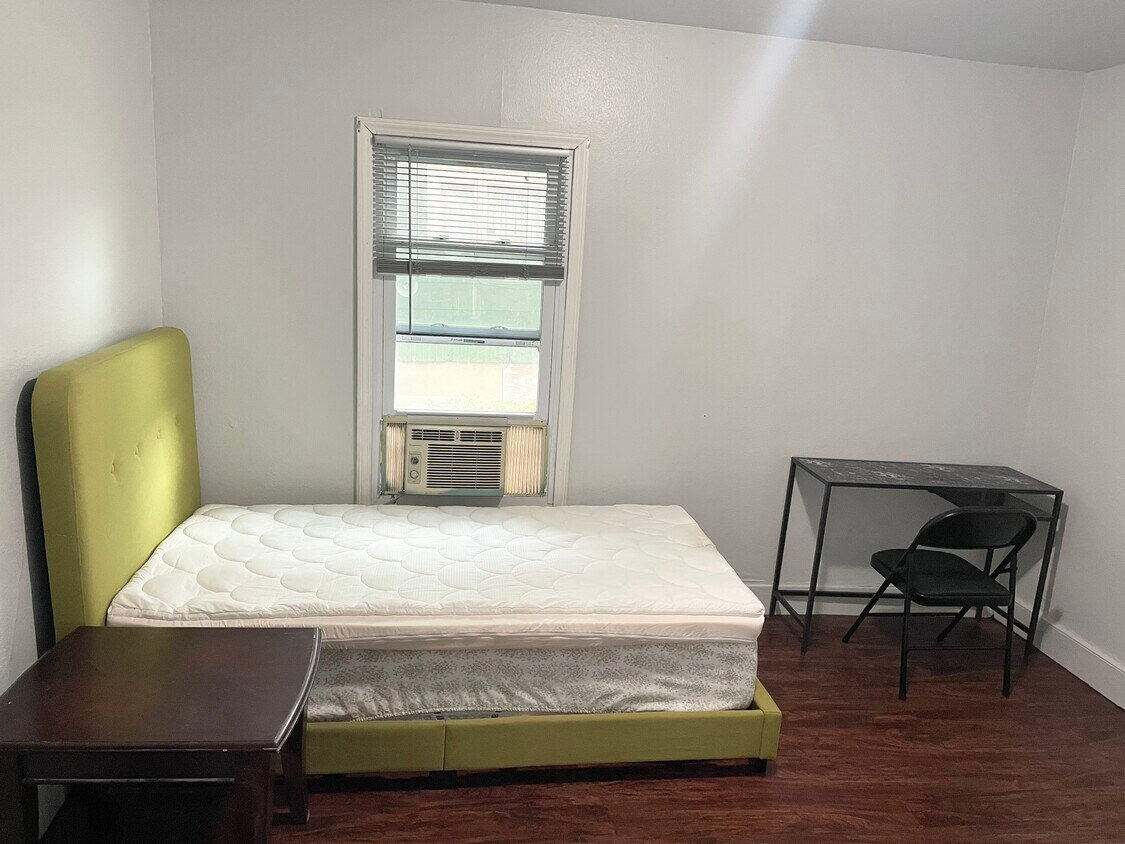 Available room - 9 Halford St