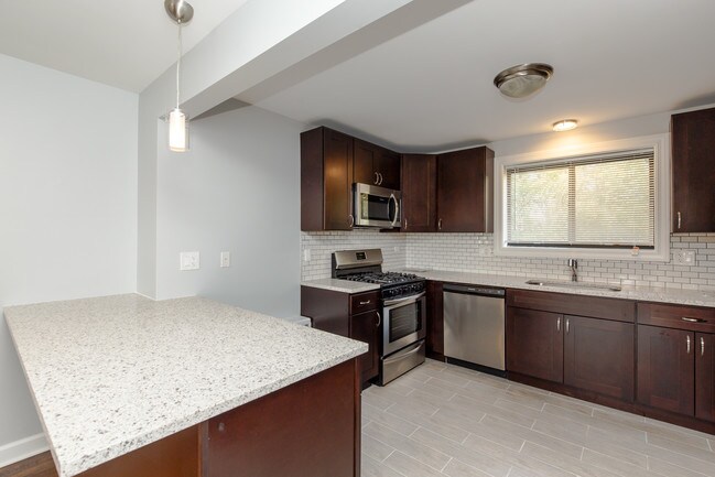 Foto del edificio - 6803 N Ridge Blvd