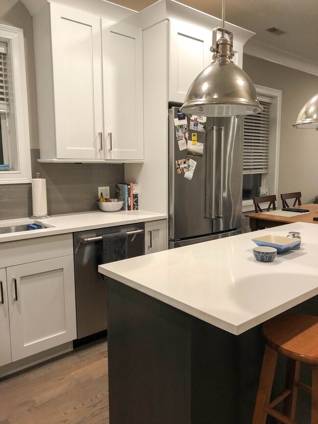 Building Photo - 877 W Lill Ave