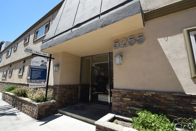Building Photo - 5255 Blakeslee Ave