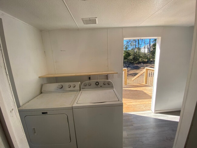 Building Photo - 313 Amy St