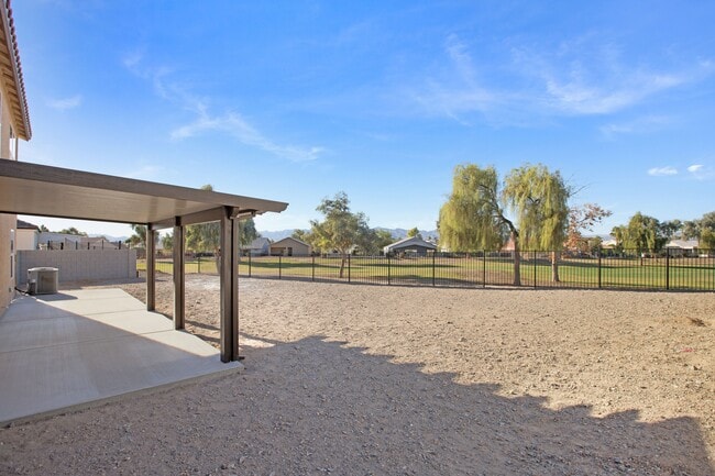 Foto del edificio - 5749 Club House Dr