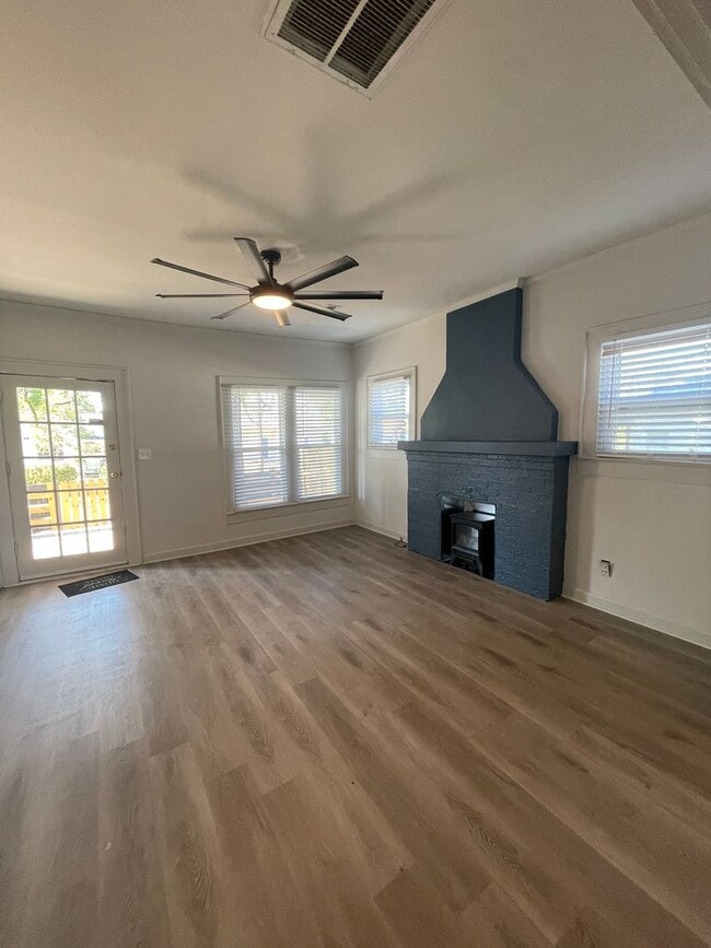 Foto del edificio - 2 bedroom, 1 bathroom home located in the ...