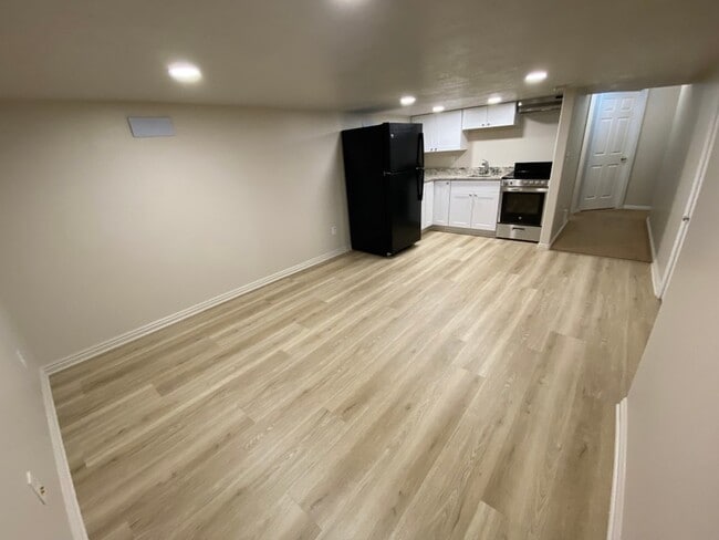 Building Photo - 50 50 W