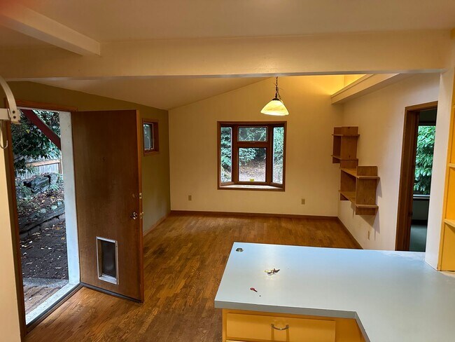 Building Photo - Cozy Maple Leaf Home For Rent!
