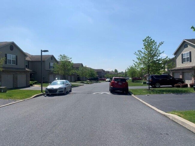 Building Photo - 275 Thrush Dr